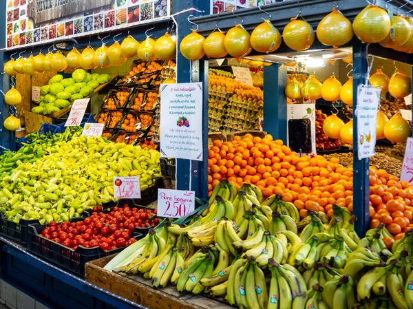 Budapeşte, Macaristan - 8 Aralık 2017: Budapeşte merkez pazarında çeşitli meyve pazarı