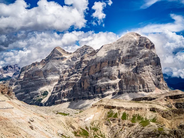 Tofane İtalyan Dolomites içinde tepeler sahne