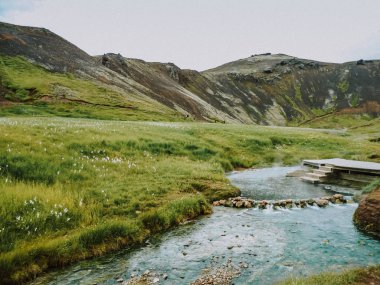 Reykjadalur Vadisi Kaplıcaları İzlanda manzaralı Hveragerdi kasabası