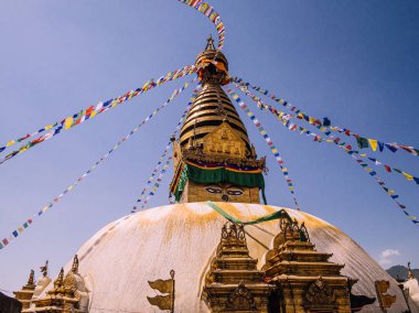 Katmandu Nepal Buda gözleri ve dua bayrakları ile Swayambhunath maymun tapınağı
