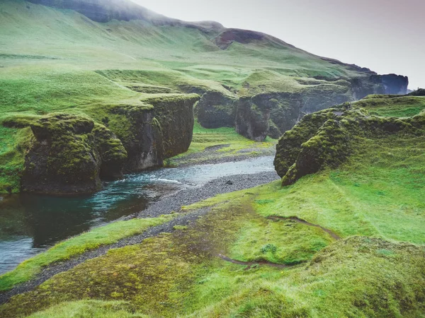 Fjadrargljufur Kanyonu Güney İzlanda manzaralı