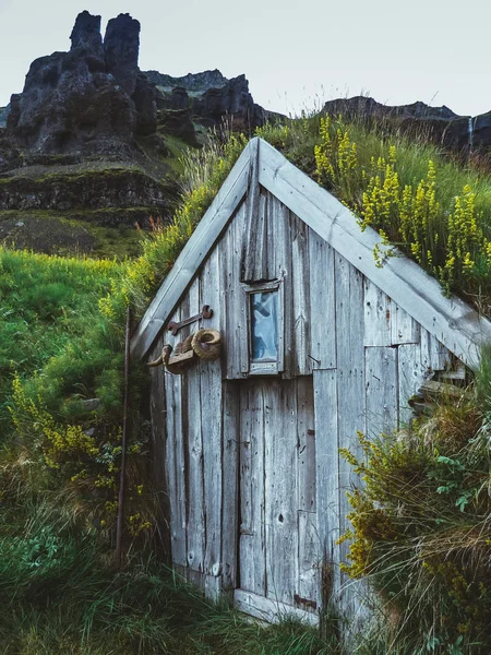İzlanda Nupsstadur 'daki eski ahşap çim evi.