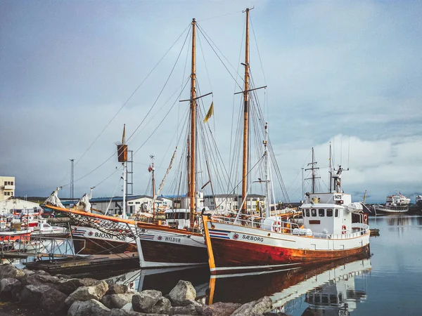 Husavik, İzlanda - 27 Temmuz 2016: İzlanda'da coudy gökyüzü ile Husavik limanında gezi turistik tekneler