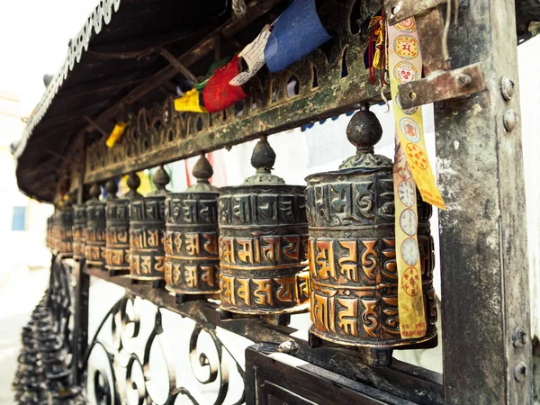Katmandu Nepal Swayambhunath maymun tapınağında Dua tekerlekleri