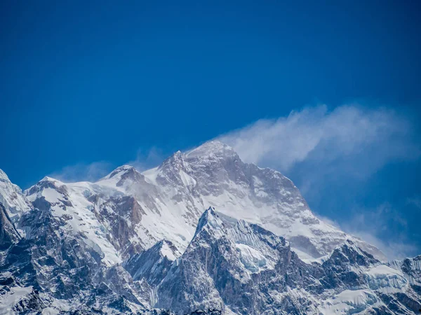 Mavi gökyüzü backround ile Manaslu zirvesi doğal görünümü