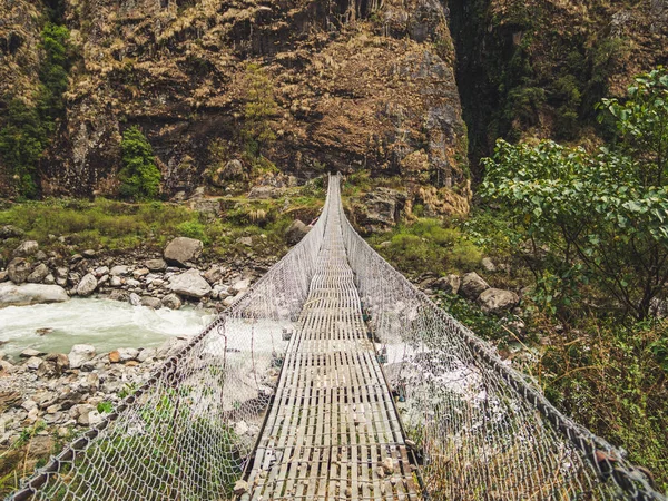 Nepal Himalaya nehir vadisi üzerinde Kablo köprü