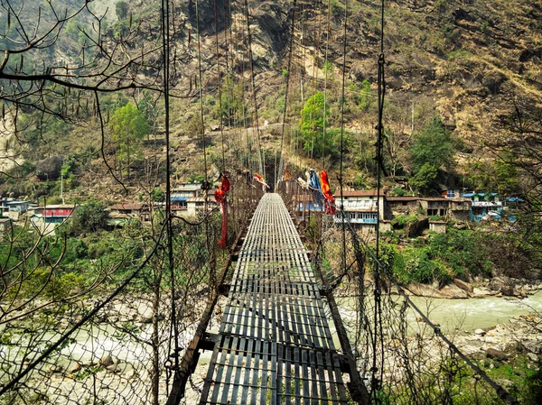 Nepal Annapurna devre trek nehir boyunca trekkers için Kablo köprü