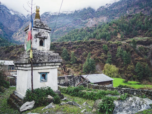 Himalaya'daki Annapurna trek bölgesinde Budist dua chorten