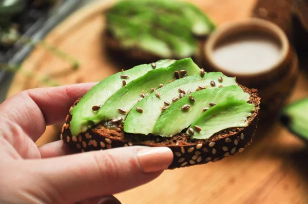 Grön Avokado Halvorna Skiva Toast Trä Skärbräda Med Linfrön — Stockfoto