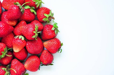 Çilek. Beyaz bir arka plan üzerinde çilek çilek. Ev yapımı çilekli. Çilek büyüdü. 