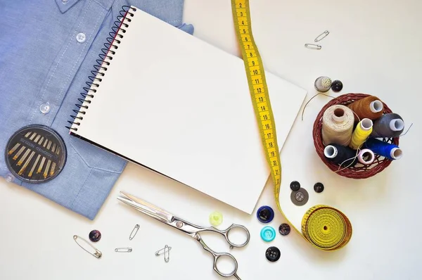 缝补衣服作为一种业余爱好 裁缝店的桌子 — 图库照片