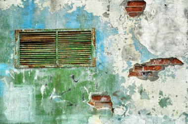 Üzerinde boyalı kafesler havalandırma ve yeşil duvar peeling