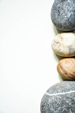 Doğa bilimci arka plan. Beyaz masa. Beyaz bir arka plan üzerinde taşlar. 