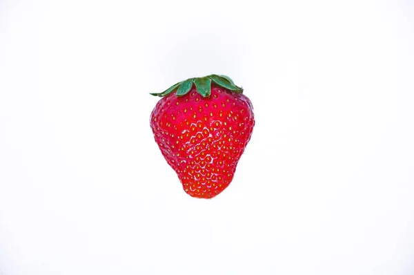 Jedna Bobule Tři Plody Izolované Jahody Jahoda Plody Jahodníku Bílém — Stock fotografie