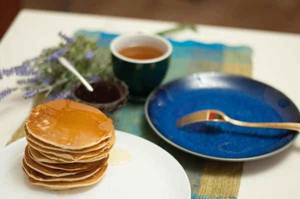 Panquecas Chá Pequeno Almoço Com Panquecas Panquecas Com Mel Compota — Fotografia de Stock