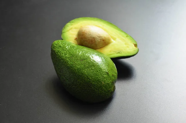 Enda Gröna Avocado Halvor Lögner Mörk Bakgrund — Stockfoto