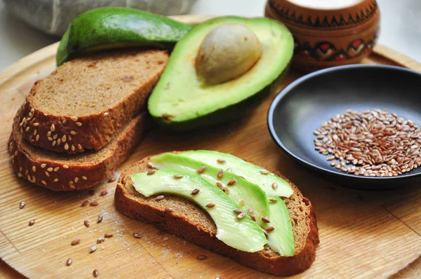 Grön Avokado Avokado Rostat Bröd Rätt Kost Lätt Mellanmål Mat — Stockfoto