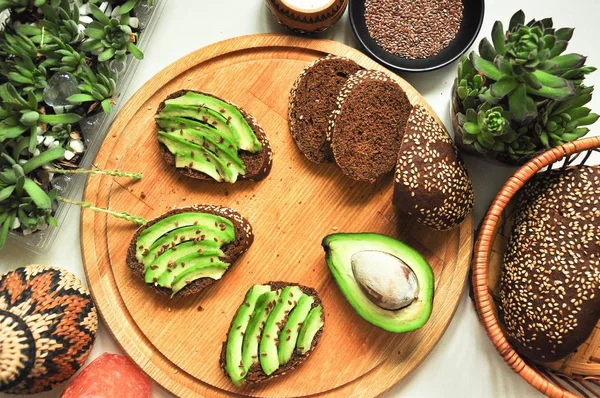 Avokado Ile Tost Sağlıklı Kahvaltı Diyet Çerez Ahşap Oyun Tahtası — Stok fotoğraf