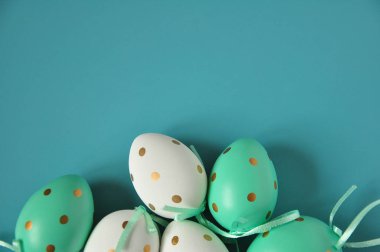 Paskalya yumurta beyaz mavi lekeli vardır. Şenlikli ruh hali. Paskalya öznitelikleri. Paskalya gıda. Yumurta üzerinde çizim. Tiffany Paskalya arka plan beyaz