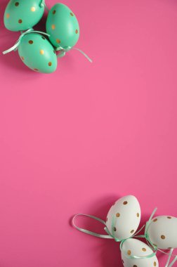 Paskalya yumurta beyaz mavi lekeli vardır. Şenlikli ruh hali. Paskalya öznitelikleri. Paskalya gıda. Yumurta üzerinde çizim. Pembe bir arka plan