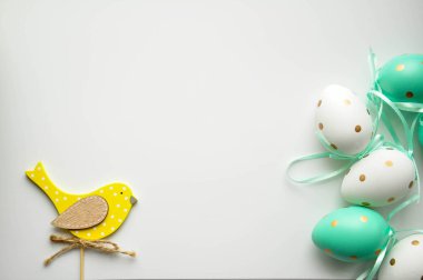 Paskalya yumurta beyaz mavi lekeli vardır. Şenlikli ruh hali. Paskalya öznitelikleri. Paskalya gıda. Yumurta üzerinde çizim. Paskalya metin için arka plan. Dekoratif sarı kuş.