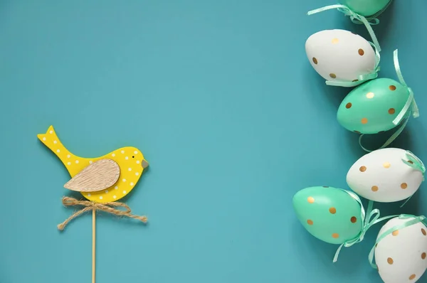 Ostereier Sind Weiß Blaue Tupfen Festtagsstimmung Ostereier Osteressen Zeichnen Auf — Stockfoto