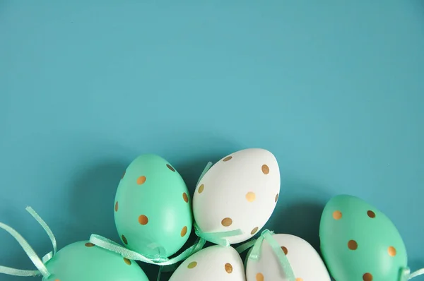 イースターの卵は 白青の水玉です お祭り気分 イースターの属性 イースター食品 卵の上の図面 ティファニー イースターの背景をホワイトします — ストック写真