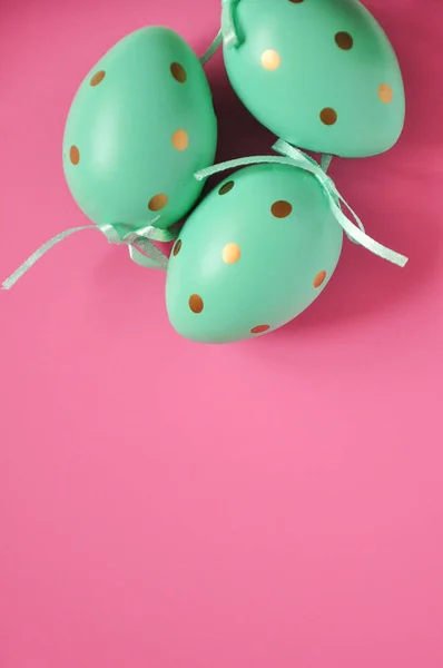 イースターの卵は 白青の水玉です お祭り気分 イースターの属性 イースター食品 卵の上の図面 ピンクの背景 — ストック写真