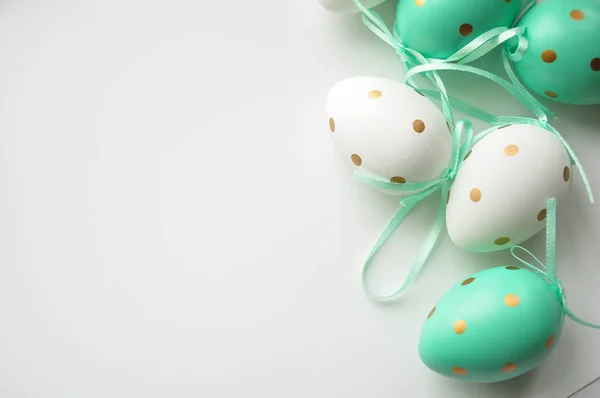 Пасхальные Яйца Белые Голубые Точки Польки Праздничное Настроение Пасхальные Атрибуты — стоковое фото