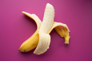 Pembe bir arka plan üzerinde sarı olgun muz