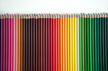 Çok çok renkli kalemler. Renkli kalemler ile arka plan. Gökkuşağı renkleri, palet. Parlak ve renkli arka planlar.