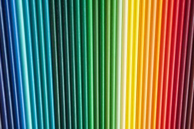 Çok çok renkli kalemler. Renkli kalemler ile arka plan. Gökkuşağı renkleri, palet. Parlak ve renkli arka planlar.