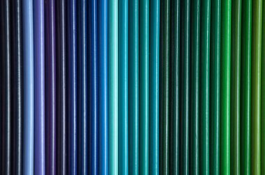 Çok çok renkli kalemler. Renkli kalemler ile arka plan. Gökkuşağı renkleri, palet. Parlak ve renkli arka planlar.