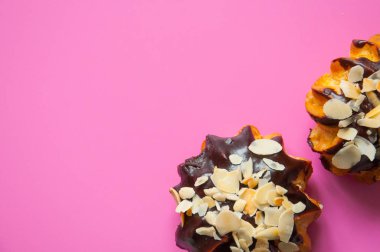 Metin kafe için pembe bir arka plan üzerinde eklerleri. Profiterol kahvaltıda Fransız. Tatlılar tatlı dişler için.