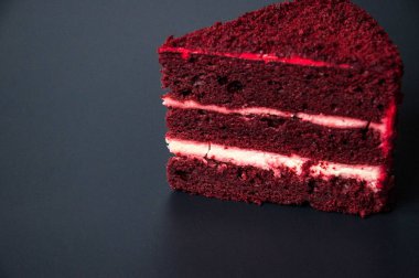 Lezzetli kırmızı kadife pasta Cafe için bir renk arka plan üzerinde bir parça. Tatlılar tatlı dişler için.