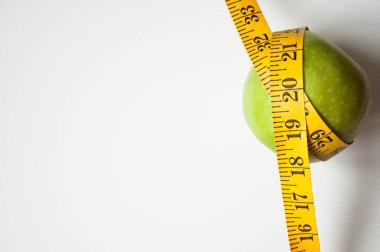 Doğru beslenme ve diyet. Elma ile ölçme aygıtı. Site için arka plan. 