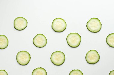 Salatalık dilimleri. Sebze ışık arka plan. Yeşil sebze. Vitaminler masada. Salatalık Fotoğraf desen. Kozmetolojide Salatalık.