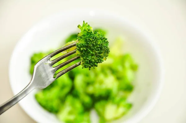 新鲜的花椰菜 煮花椰菜 叉子上的西兰花 绿色卷心菜 沙拉里的蔬菜素食主义饮食和健康饮食 — 图库照片