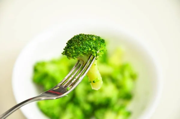 新鲜的花椰菜 煮花椰菜 叉子上的西兰花 绿色卷心菜 沙拉里的蔬菜素食主义饮食和健康饮食 — 图库照片
