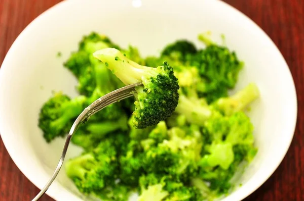 Broccoli Freschi Broccoli Bolliti Broccoli Sulla Forchetta Cavolo Verde Verdure — Foto Stock