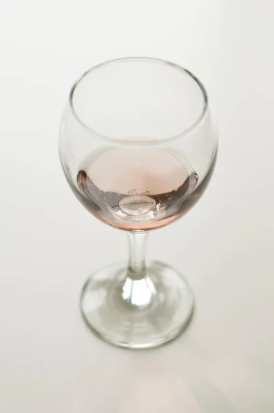 Genomskinligt glas vin. Rosa vin. Festlig stämning. Alkohol för en grupp vänner. Läcker drink. Ljus bakgrund. Ädel dryck. Lavendel och rosévin. Vin från lavendel — Stockfoto