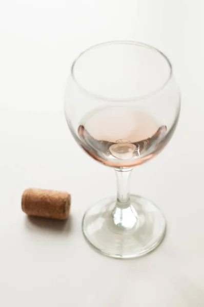 Transparentes Glas Wein. Roséwein. Festtagsstimmung. Alkohol für eine Gruppe von Freunden. leckeres Getränk. heller Hintergrund. edles Getränk. Lavendel und Rosenwein. Wein aus Lavendel — Stockfoto