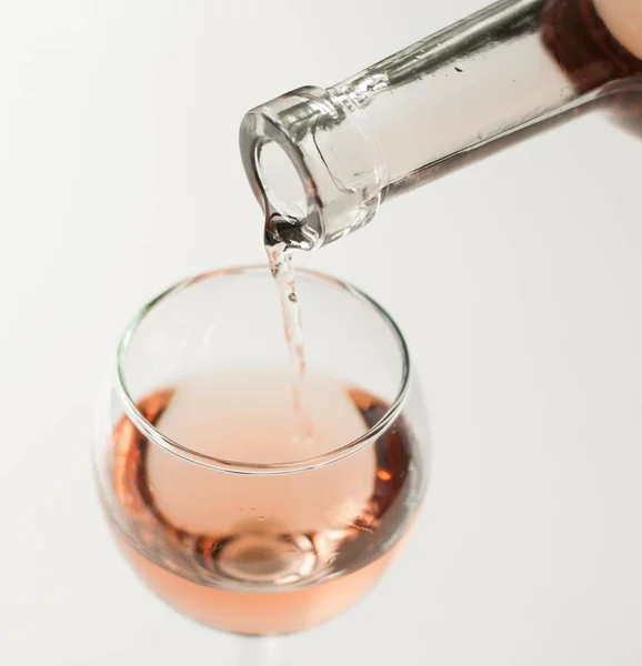 Transparentes Glas Wein. Roséwein. Festtagsstimmung. Alkohol für eine Gruppe von Freunden. leckeres Getränk. heller Hintergrund. edles Getränk. Lavendel und Rosenwein. Wein aus Lavendel — Stockfoto