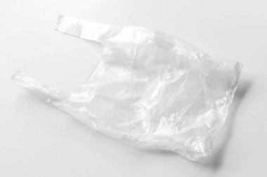 Beyaz arka planda şeffaf plastik alışveriş torbası. Gezegenimizi kirleten ve doğayı öldüren şeyler.