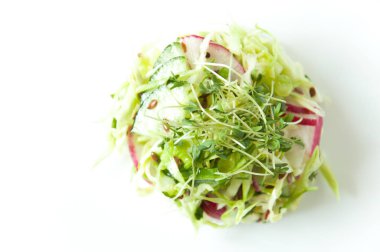 Beyaz tabakta taze sebze salatası. Güzel servis yemekleri. Diyet beslenmesi. Vegan yemek. Microgreen, gıda keten tohumu. Beyaz arka plan.