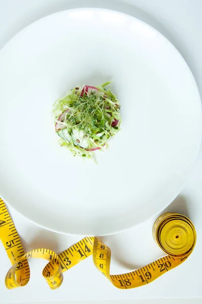 Frischer Gemüsesalat Auf Einem Weißen Teller Ernährung Veganes Essen Mikrogrüne — Stockfoto