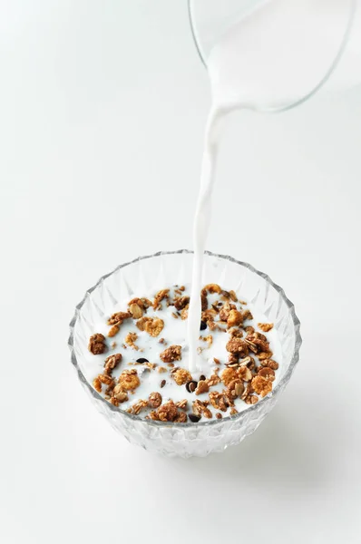 一碗麦片燕麦片和牛奶 牛奶在白色背景上倒入盘子中 健康的早餐 适当的营养 — 图库照片