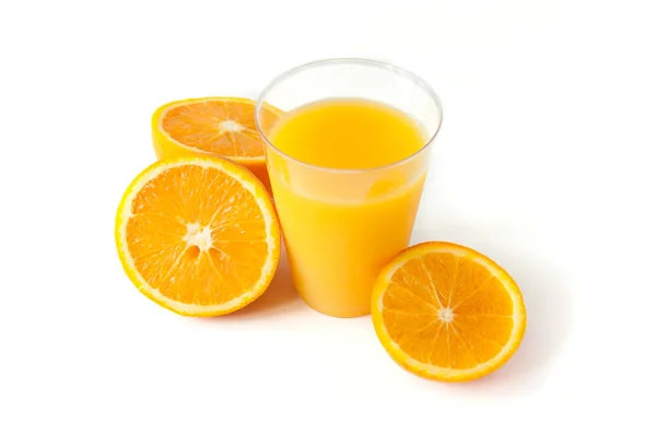 玻璃杯中新鲜橙汁 白色背景上的圆形橙色切片 柑橘热带水果背景 明亮的食物 膳食维生素营养 大量的维生素C — 图库照片