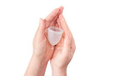 Kadınlar için çevre dostu hipnotize edici jinekolojik silikon aybaşı bardağı. Beyaz arka planda regl kanı toplamak için hijyenik silikon kase. Para biriktir