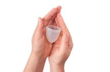 Kadınlar için çevre dostu hipnotize edici jinekolojik silikon aybaşı bardağı. Beyaz arka planda regl kanı toplamak için hijyenik silikon kase. Para biriktir